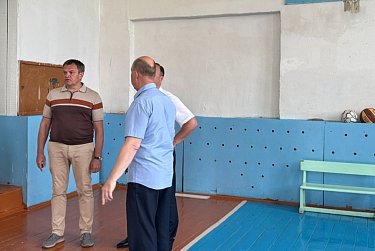 В Октябрьском районе школы готовят к новому учебному году